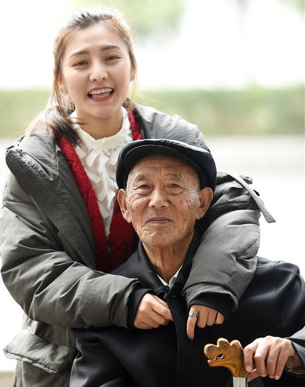 Cô gái chụp ảnh cưới cùng ông nội và lý do xúc động phía sau Cô gái chụp ảnh cưới cùng ông nội và lý do xúc động phía sau